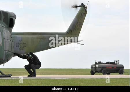 Un meccanico dalla 54th elicottero Squadron esegue una ispezione pre-volo su un UH-1N a Minot Air Force Base, N.D. Lo squadrone permette all'aria di forza per rispondere in modo rapido ed efficace alle situazioni di emergenza in modo tempestivo. Foto Stock