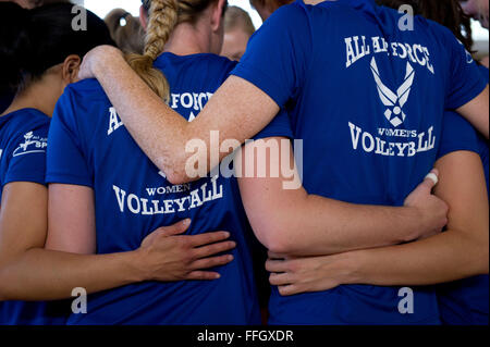 Membri della Air Force femminile di pallavolo team huddle la prima un scrimmage contro la Utah State University gamma team a Hill Air Force Base. La Air Force team ha trascorso una settimana a esercitarsi in preparazione per le forze All-Armed femminile di pallavolo torneo al Naval Air Station Grandi Laghi, Ill. Foto Stock