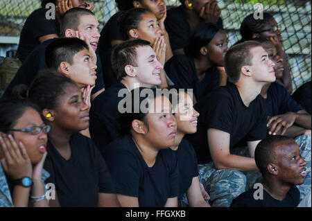 Cadetti da Pensacola Junior Air Force ROTC reagire ad una esplosione sul poligono di tiro. Foto Stock