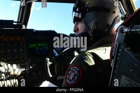 Il cap. Brandon Fritz comunica con il pilota durante il volo in un B-52H Stratofortress durante la bandiera rossa. Fritz è un pilota assegnato alla 96ª Squadriglia bomba a Barksdale AFB, La. Foto Stock