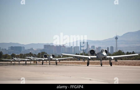 A-10C IIs Thunderbolt taxi giù giù la pista durante la fase di esercizio bandiera rossa 12-4 presso la Base Aerea Militare di Nellis Nev. A-10s sono assegnati a Moody AFB, e la base del 23° Ala è l'ala di piombo per la bandiera rossa di quest'anno e ha più di 200 persone distribuite a Nellis AFB per supportare l'Air Combat Readiness esercizio. Foto Stock