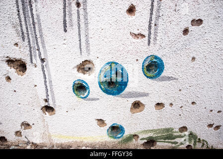 Fori di proiettile su abbandonato ex banca Ljubljanska edificio (sniper torre durante la guerra in Bosnia) a Mostar, in Bosnia ed Erzegovina Foto Stock