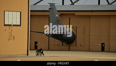 Una KC-135 Stratotanker con il 459th Air Refuelling Wing si siede in un appendiabiti sempre lavorato su base comune Andrews, Md. KC-135 è completato dalla maggior KC-10 Extender. Nonostante un aumento dei costi di manutenzione, studi concludono molti del velivolo potrebbe essere volato fino al 2040. Il velivolo sarà sostituito dal Boeing KC-46. Foto Stock