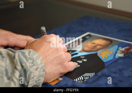 Capo Comandante Sergente della Air Force James A. Roy segni un funzionario fotografia di se stesso per il Pitsenbarger Airman Leadership School mentre touring Spangdahlem Air Base, Germania. Roy ha visitato la cinquantaduesima Fighter Wing per vedere in prima persona come U.S. Forze aeree in Europa gli avieri contribuiscono alla lotta durante la collaborazione con il comune e le forze della coalizione in tutto il mondo. Foto Stock