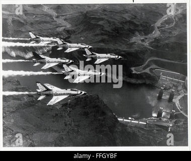 Il Thunderbirds volare oltre la diga di Hoover in formazione a cuneo vicino a casa loro a Nellis Air Force Base, NV nel 1966. Il F-100D 'Super Saber' ha dato i thunderbirds aria-capacità di rifornimento a differenza del 'C' modello. Il team ha volato in F-100D dal 1956 al 1963. Foto Stock