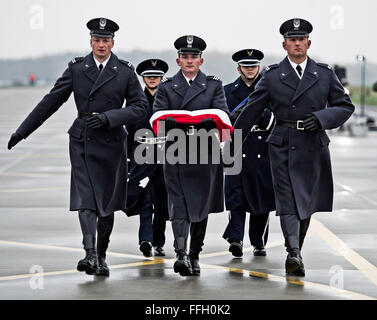 Polacco e U.S. Air Force guardia d'onore marzo a bandiera poli durante il distacco di aviazione cerimonia, Lask Air Base, Lask, Polonia, nov. 9, 2012. Foto Stock