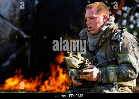 Un Prince George County firefighter toglie il suo autorespiratore maschera dopo la lotta contro una casa di fuoco Marzo 29, 2012 a base comune Andrews, Md. vigili del fuoco dal 11 al CES e due stazioni da Prince Georges County fire department ha combattuto il fuoco che ha danneggiato di più unità abitative sulla base Foto Stock