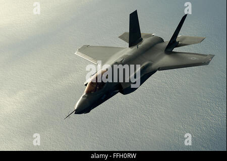 Un F-35 Lightning II, dal 461th prova di volo squadrone, Edwards Air Force Base in California, riceve il carburante da un Boeing KC-135 Stratotanker, dal 151st aria ala di carburazione, Utah Air National Guard, 22 febbraio, 2012. La 151st Air Refuelling Wing routinariamente supporta operazioni di aria attraverso gli Stati Uniti occidentali. Foto Stock