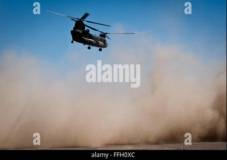 Un CH-47 Chinook decolla in una nuvola di polvere a Playas Formazione e centro di ricerca a Playas, N.M. L'elicottero, dall esercito della riserva Bravo Company, 7-158esimo reggimento di aviazione, purché il trasporto aerea per Stati Uniti e internazionali militari membri durante un incidente di massa esercizio di estrazione a Playas. Foto Stock