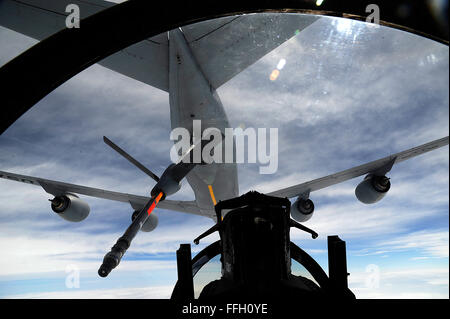 Una forza aerea KC-135 Stratotanker antenna aerei di rifornimento dal 909th Air Refuelling Squadron refuels un 44th Fighter Squadron F-15 Eagle durante una missione di addestramento su Okinawa, in Giappone. Xviii ala conduce regolarmente voli di addestramento per assicurare i piloti rimangono efficienti e mission-pronto per la difesa comune del Giappone e la regione Asia Pacifico. Foto Stock