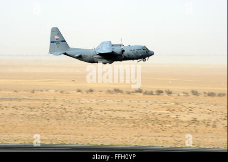 Un Aria Mobilità comando C-130 Hercules dispiegato dal Texas Air National Guard solleva dal in Asia sud-ovest. Il C-130 svolge primariamente la porzione tattico della missione airlift. Il velivolo è in grado di funzionare da ruvida, strisce di sporco ed è il primo trasporto per airdropping truppe ed equipaggiamenti in aree ostili. Foto Stock