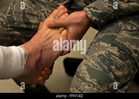 Il tenente Justin agricoltore, un assistente medico presso la 66Clinica Medica, Hanscom Air Force Base, Massachusetts, prove la flessibilità del riparato il piede sinistro di Capt. Adam Davis durante un follow up di esame. Il cap. Davis ha subito interventi chirurgici multipli e un grafico della pelle per riparare le gambe e piedi dopo essere stato gravemente ferito in Boston Marathon bombardamento. Foto Stock