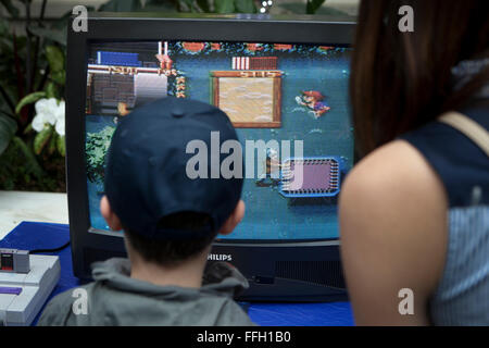 Piccolo Ragazzo e madre riproduzione di Super Nintendo video game - USA Foto Stock