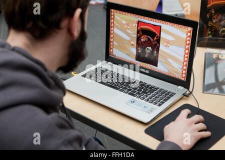 Cresciuto giocando manMan computer video gioco sul portatile Asus - USA Foto Stock