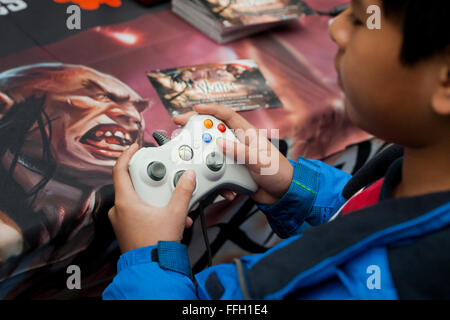 Bambino tenendo un gioco Xbox 360 unità controller - USA Foto Stock