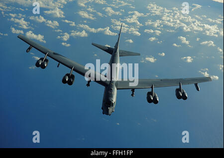 A B Stratofortress bombardiere dal ventesimo bomba Expeditionary Squadron vola una missione oltre l'Oceano Pacifico in assistenza di RIM del Pacifico 2010. Foto Stock