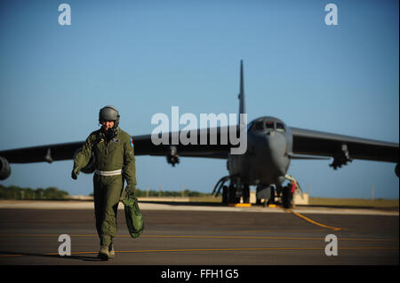 Il cap. Joshua Logie si allontana da un B Stratofortress presso Andersen Air Force Base, Guam, dopo una missione a sostegno dell'esercizio far fronte nord. La Air Force e il giapponese Aria forza di autodifesa condotta a far fronte nord annualmente per aumentare la prontezza di combattimento e interoperabilità, concentrandosi sul coordinamento e la valutazione delle tattiche di aria, le tecniche e le procedure. Foto Stock