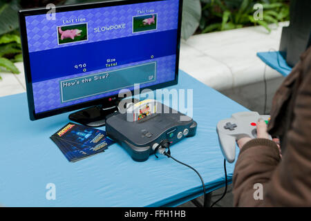 Nintendo 64 console per video game e joystick - USA Foto Stock