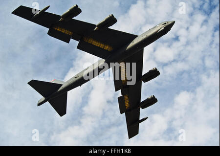 A B-52H Stratofortress vola sopra Minot Air Force Base, N.D., durante un esercizio di formazione. L'esercizio ha testato la capacità degli equipaggi di aeromobili e di equipaggio di base di capi di sicuro ed efficace avviare tutti i velivoli coinvolti in rapida successione. Foto Stock