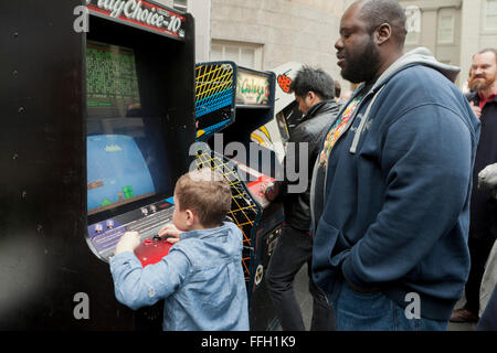 Piccolo bambino di riproduzione video arcade game - USA Foto Stock