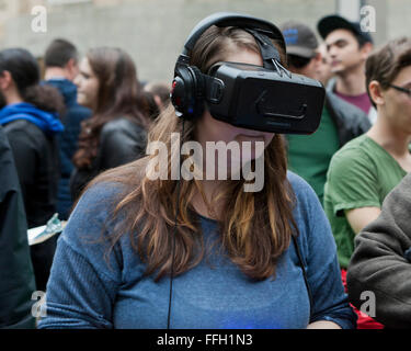 Donna che indossa una realtà virtuale cuffie - USA Foto Stock