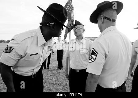 323Training Squadron, formazione militare istruttore, Tech. Sgt. Chananyah Stuart, ispeziona il volo 552's guidon bearer, Airman Calvin Kim, prima della cerimonia di consegna dei diplomi alla base comune San Antonio-Lackland. Foto Stock