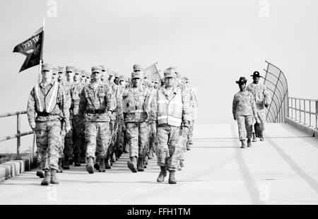 323Training Squadron, formazione militare istruttore, Tech. Sgt. Chananyah Stuart, marche il suo volo attraverso la base comune San Antonio-Lackland per un appuntamento durante la loro ultima settimana di formazione. Foto Stock