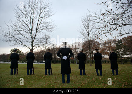 I membri dell'esercito il 3° Reggimento di Fanteria cassettone del plotone di stand in formazione prima di onorare Army Air Forces Sgt. Charles A. Gardner presso il Cimitero Nazionale di Arlington in Arlington, Virginia Gardner, insieme con 11 dei suoi compagni di equipaggio, sono scomparsi il 10 aprile 1944, dopo il suo B-24D Liberatore è stato abbattuto su Nuova Guinea. Foto Stock