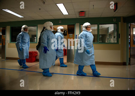 I membri di un medico militare la risposta del team di preparare per avviare uno scenario di addestramento durante la settimana di eventi di formazione presso il San Antonio militare Centro Medico del Texas, progettato per prepararli a, se richiesto, assistere civili professionisti medici negli Stati Uniti. Metà del personale medico vengono dall'esercito e il resto sono dalla Air Force e la marina (15 esercito; 6 Air Force; 9 marina). La maggior parte delle persone che provengono da impianti del San Antonio area. Gli istruttori provengono da USAMRIID, Frederick, Md. Foto Stock