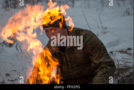 Il personale Sgt. Seth Reab, Det 1, 66Training Squadron, Arctic sopravvivenza istruttore della Scuola, crea un incendio di piccole dimensioni con un mucchio di rami di gara durante la formazione. Gli incendi può essere utilizzata per la segnalazione, di calore e di cibo durante reali situazioni di sopravvivenza. Per diventare una sopravvivenza, di evasione, di resistenza e di fuga specialista, uno deve sapere come creare un incendio in molti tipi diversi di condizioni meteorologiche. Foto Stock