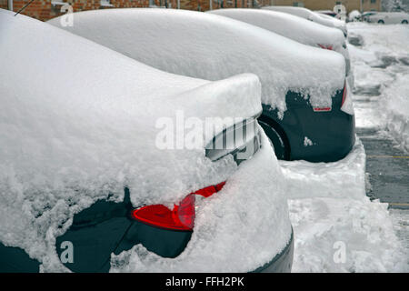 Neve profonda delle auto in parcheggio Foto Stock