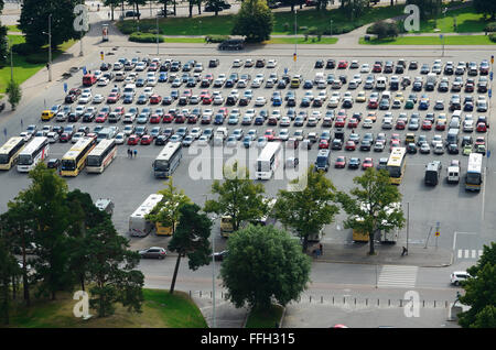 Parcheggio di veicoli nella città. Helsinki. Finlandia Foto Stock