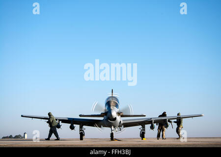 Stati Uniti Air Force consulenti armi rimuovere le spine di sicurezza da quattro 500 inerte pound bombe di formazione e braccio due .50 mitragliatrici calibro sulla A-29 Super Tucano a Moody Air Force Base in Georgia. Stati Uniti Air Force sono i piloti di formazione di istruttori per l'A-29 così possono insegnare a studente afgano piloti. Foto Stock