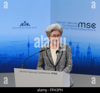 Monaco di Baviera, Germania. Xiii Febbraio, 2016. Fu Ying, presidentessa della commissione per gli affari esteri del Congresso nazionale del popolo della Cina, risolve la in occasione della conferenza di Monaco sulla sicurezza (MSC) di Monaco di Baviera, Germania, il 13 febbraio, 2016. Credito: Luo Huanhuan/Xinhua/Alamy Live News Foto Stock