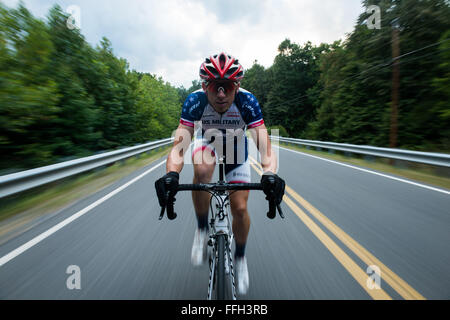 Dopo la pedalata per la parte superiore del 4.200 piedi di picco della manopola rossastro, Senior Airman David Flaten crociere per il fondo della montagna nel George Washington National Forest. Flaten spostato a Harrisonburg, Virginia, una zona conosciuta per i suoi impegnativi, rocciosa, terreno montuoso e i ciclisti professionisti che treno vi, pochi mesi dopo che è stato selezionato per la Air Force atleta di classe mondiale Programma. Foto Stock