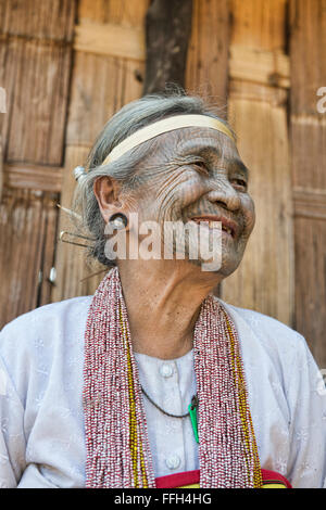 A 90 anni'mento della donna con la faccia di tatuaggi in Kanpetlet, Myanmar. Foto Stock