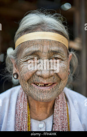 A 90 anni'mento della donna con la faccia di tatuaggi in Kanpetlet, Myanmar. Foto Stock