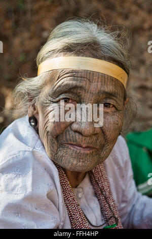 A 90 anni'mento della donna con la faccia di tatuaggi in Kanpetlet, Myanmar. Foto Stock