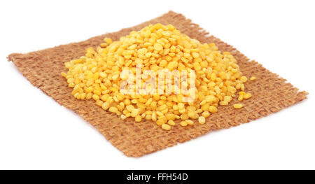 Asciugare Mung bean sul sacco di iuta su sfondo bianco Foto Stock