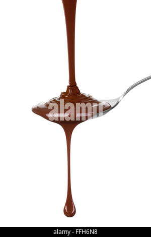 Il cioccolato fuso versato in un cucchiaio, isolata su uno sfondo bianco, percorso di clipping incluso. Foto Stock