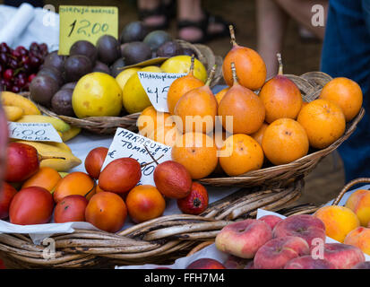 Freschi frutti esotici in Mercado dos Lavradores. Funchal, Madeira Foto Stock