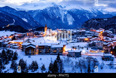 Vista di Aussois su Borgo Arco di notte, Francia Foto Stock