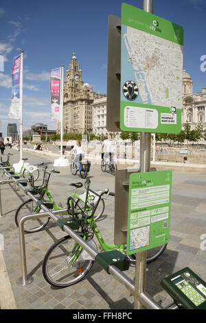 City bike a disposizione per un uso a breve termine da parte di membri del pubblico, vicino al Liver Building, Liverpool, Regno Unito. Foto Stock