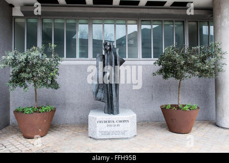 Una statua del compositore polacco Chopin al di fuori del Royal Festival Hall di Londra il South Bank. Foto Stock