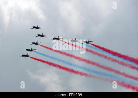 Singapore. Xiv Feb, 2016. Le Aquile nere dalla Corea del Sud Air Force effettua in media anteprima del volo acrobatico display del Singapore Airshow presso il Centro Fieristico Changi di Singapore, 14 febbraio, 2016. Due giorni prima dell'apertura del Singapore Airshow, gli elementi di supporto sono dato un assaggio del display dell'antenna dell'Asia la più grande industria aerospaziale e difesa mostra di domenica. Credito: Quindi Chih Wey/Xinhua/Alamy Live News Foto Stock