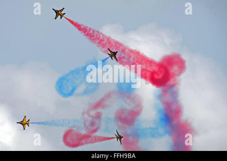 Singapore. Xiv Feb, 2016. Le Aquile nere dalla Corea del Sud Air Force effettua in media anteprima del volo acrobatico display del Singapore Airshow presso il Centro Fieristico Changi di Singapore, 14 febbraio, 2016. Due giorni prima dell'apertura del Singapore Airshow, gli elementi di supporto sono dato un assaggio del display dell'antenna dell'Asia la più grande industria aerospaziale e difesa mostra di domenica. Credito: Quindi Chih Wey/Xinhua/Alamy Live News Foto Stock