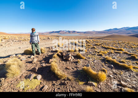 Passeggiate turistiche sul deserto altopiano delle Ande. Roadtrip al famoso Uyuni distesa di sale, tra i più importanti de Viaggio Foto Stock