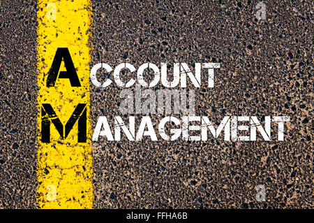 Concetto di immagine del Business acronimo AM Account Management ha scritto sopra la segnaletica stradale vernice gialla linea. Foto Stock