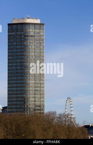 Vista dal ponte Vauxhall di Millbank Tower e il London eye Foto Stock