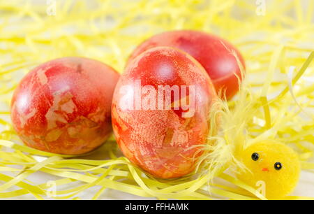 Dipinto a mano decoupage uova di Pasqua nel fieno come cannucce Foto Stock